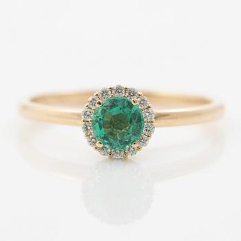 Ring in 14K gold with an emerald and small brilliant-cut diamonds.