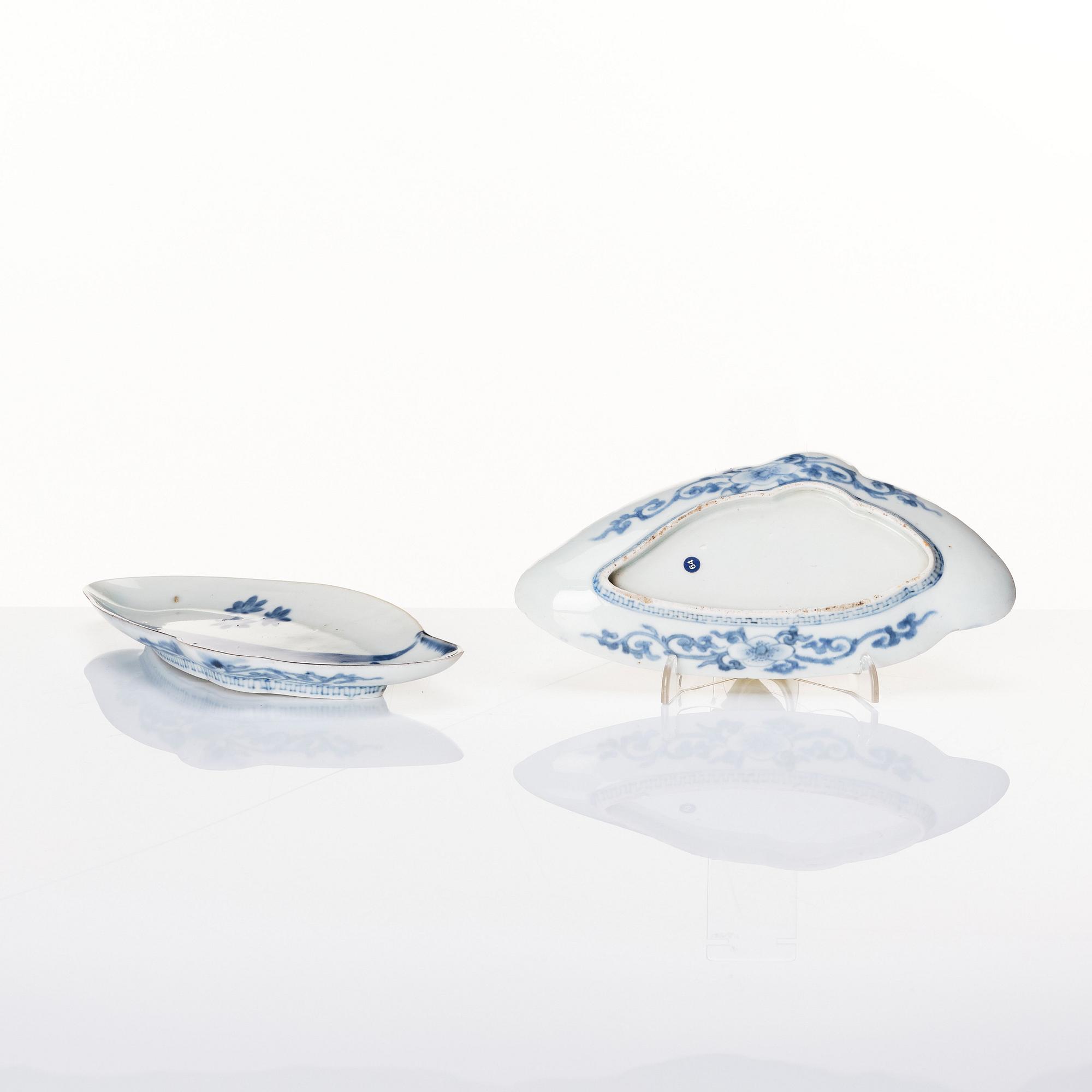 A set of eight blue and white Japanese dishes, Edo period, 18th century.