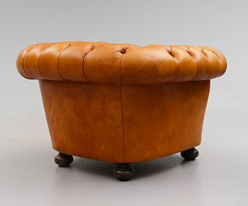 FÅTÖLJ, Chesterfield-modell, 1900-talets andra hälft.