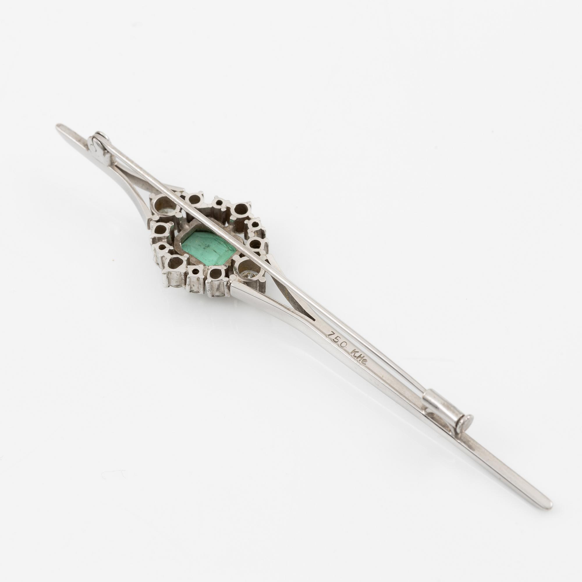 Brooch, 18K white gold with emerald and diamonds.
