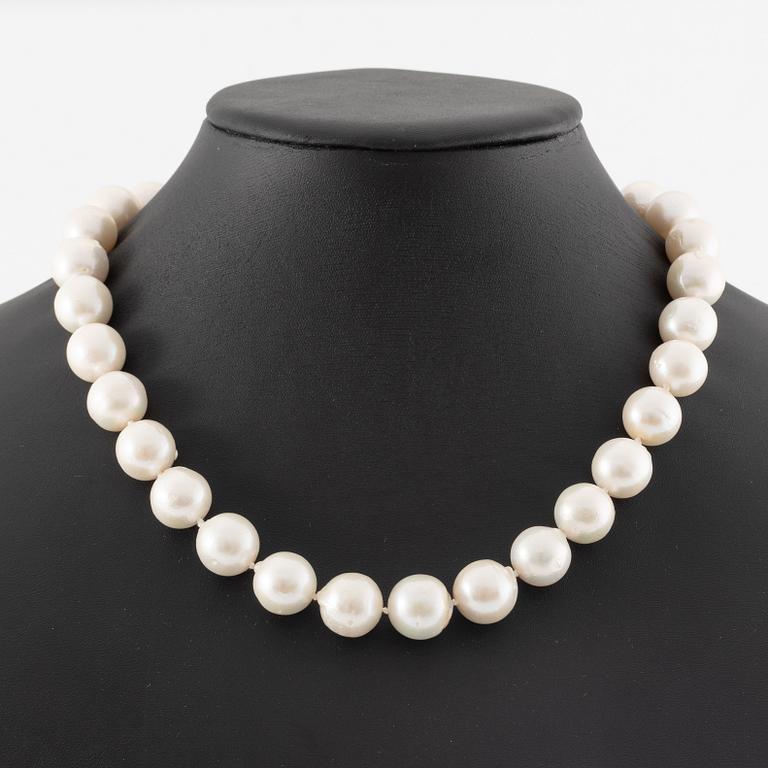 Necklace with cultured freshwater pearls, clasp 18K white gold.