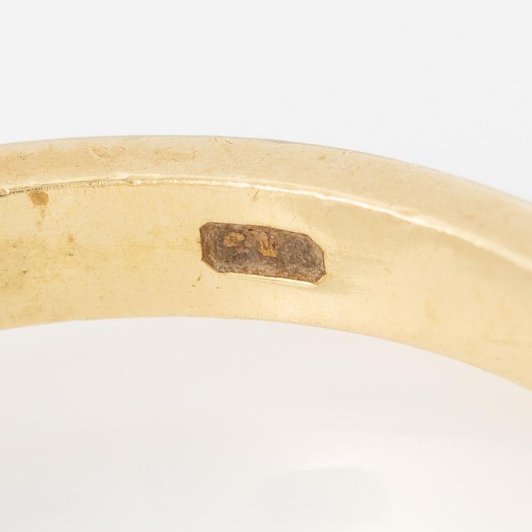 Ring 18K gold with princess-cut diamond.