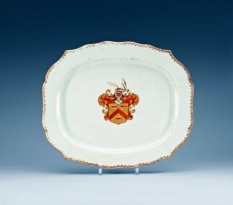 An armorial serving dish, Qing dynasty, Qianlong (1736-95).