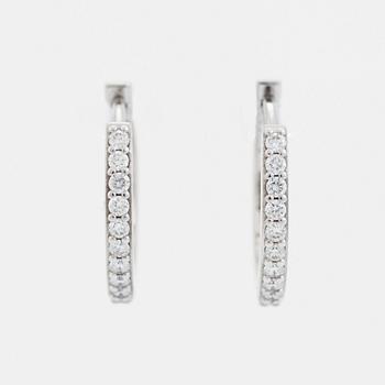 Örhängen, kreoler med briljantslipade diamanter.
