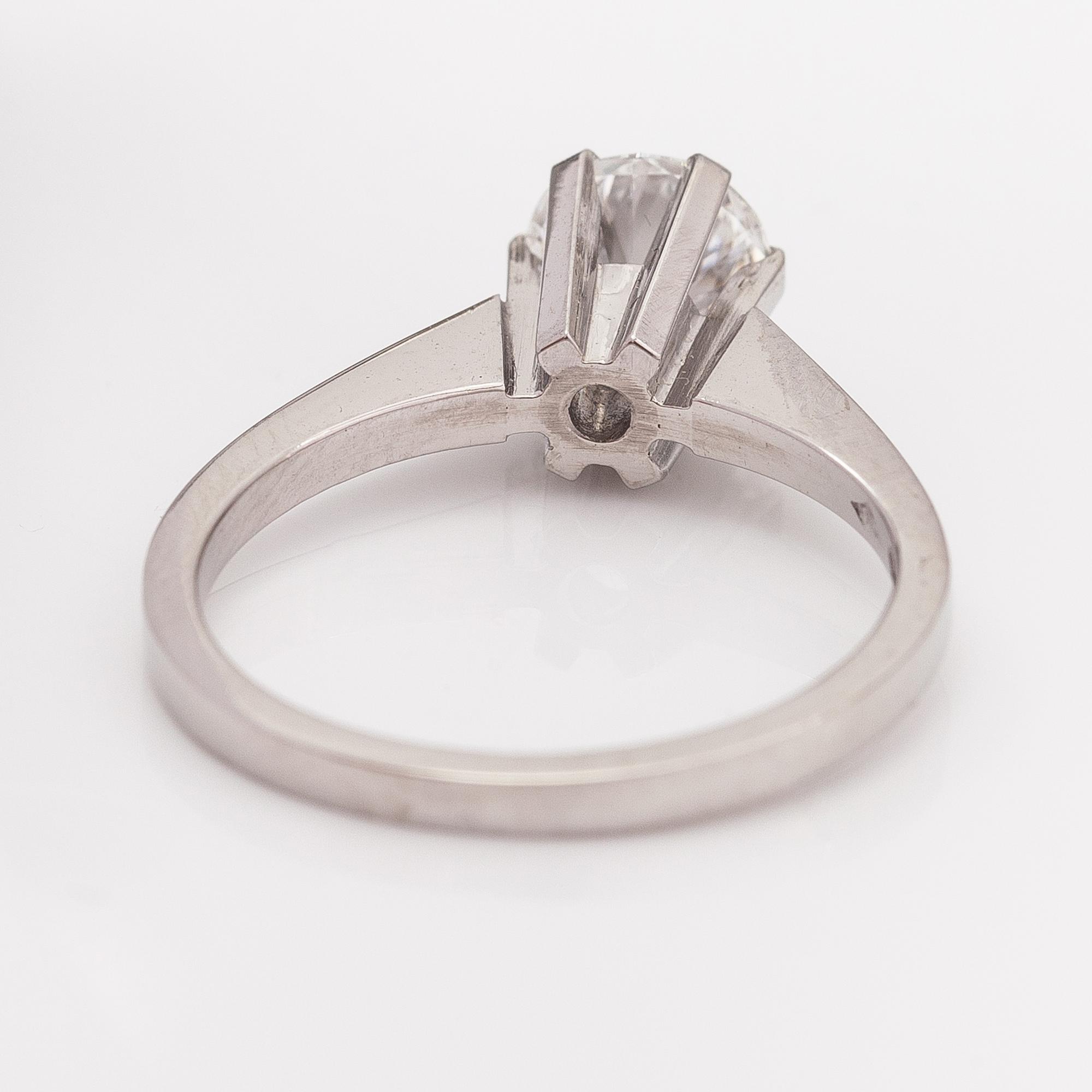 A Tillander, Ring, 18K vitguld, briljantslipad diamant ca 1.03 ct. Helsingfors 1974.