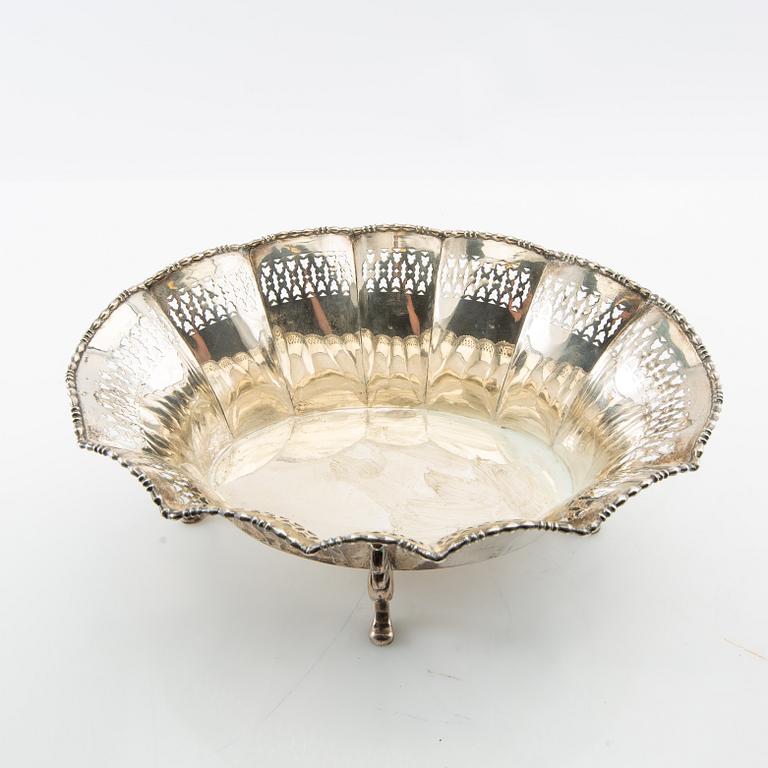 Jardinière/Bowl on foot, first half of the 20th century, silver.