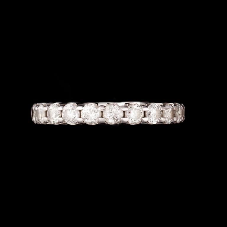 ALLIANSRING, 14K vitguld, diamanter tot. ca 1,90 ct. Vikt ca 4,1 g.