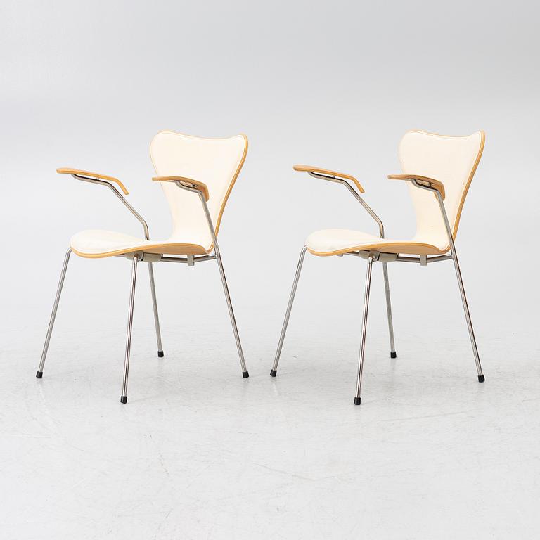Arne Jacobsen, Armchairs, a pair, “The Seven”, Fritz Hansen, Denmark.