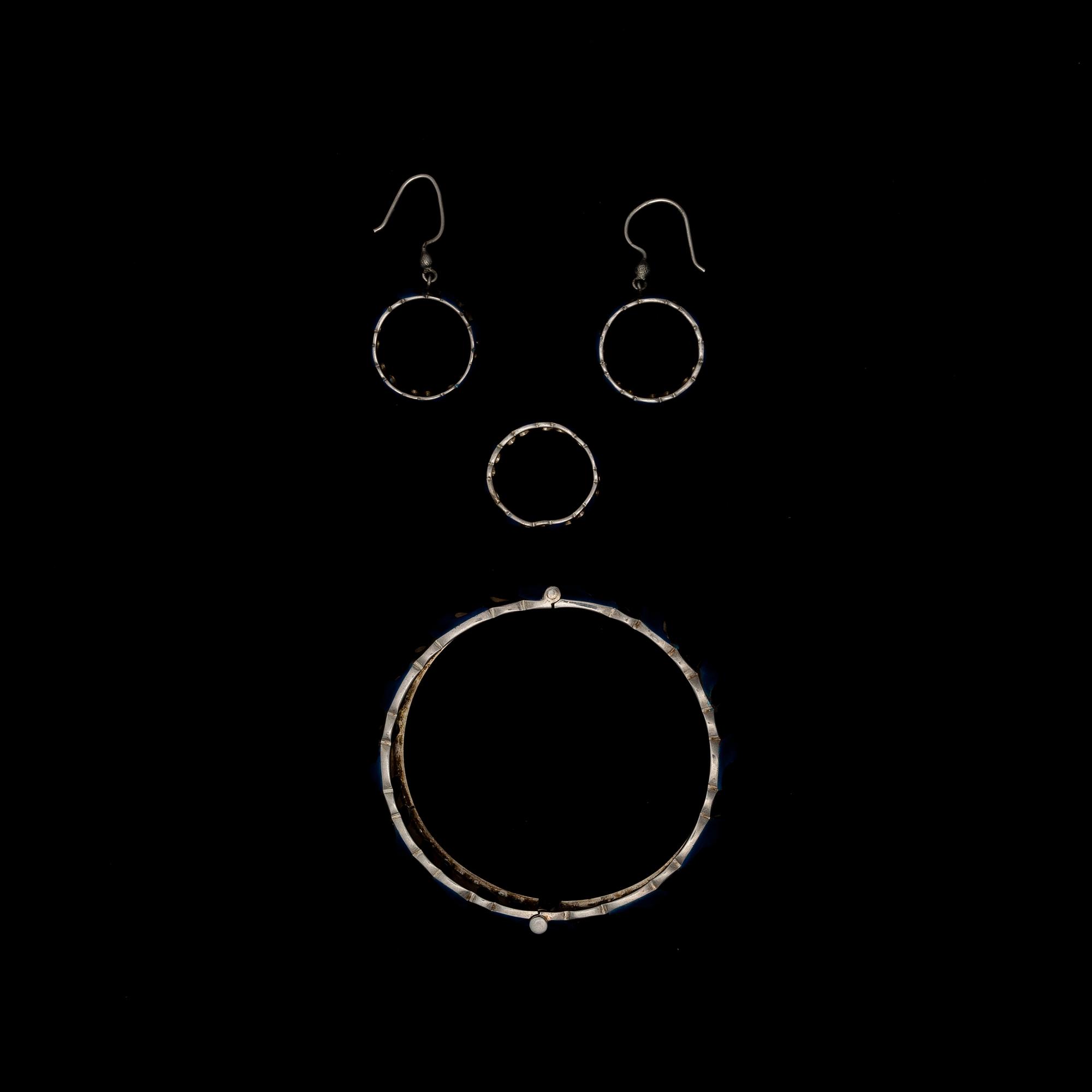 JAANA LEHTINEN, ARMBAND, RING SAMT ÖRHÄNGEN, sterlingsilver, emaljering, A. Tillander 1974.