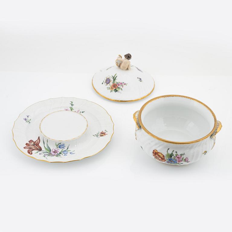 A Royal Copenhagen dinner service, 20th Century. (90 pieces).