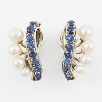 A pair of earrings in 18K white gold with cultured pearls.