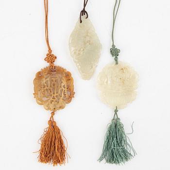 Amuletter, tre stycken, sten, Kina, troligen 1900-tal.