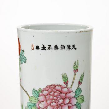 A pair of Chinese vases, 20th century.