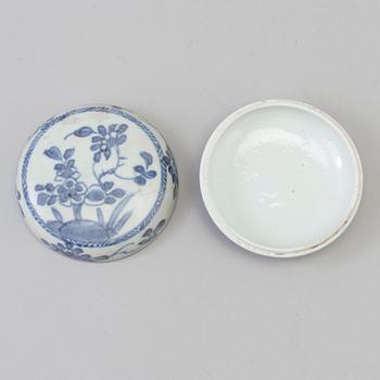 A blue and white box with cover, Qing dynasty, Kangxi (1662-1722).