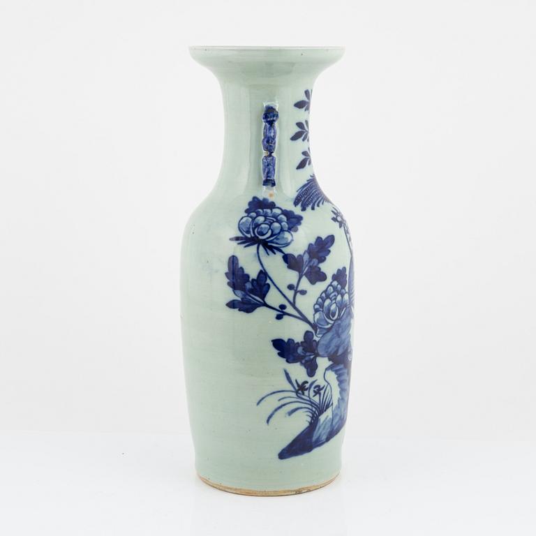 A large Chinese porcelain vase, late Qing dynasty, 19th Cnetury.
