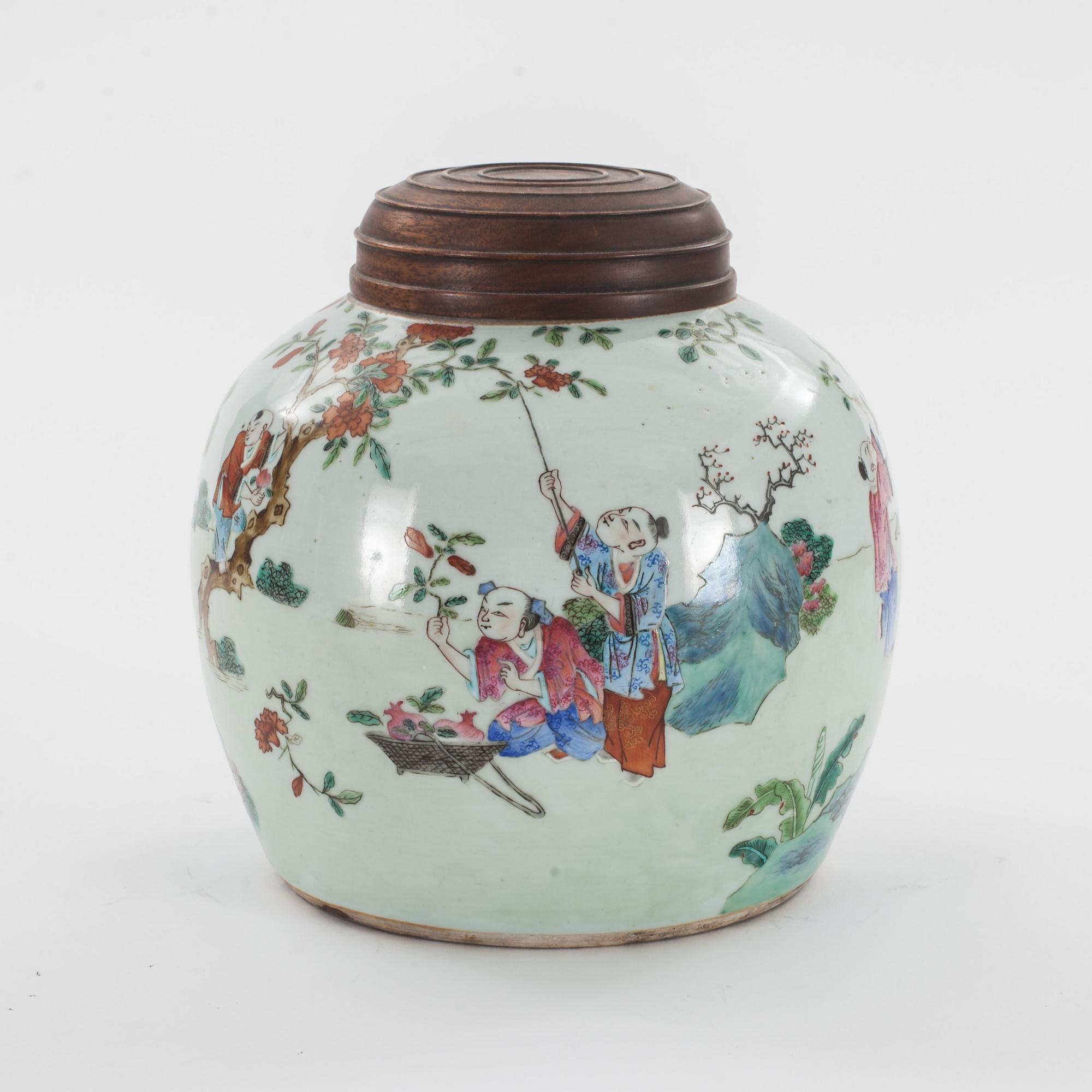 BOJAN MED LOCK, porslin, Kina, 1900-talets första hälft.