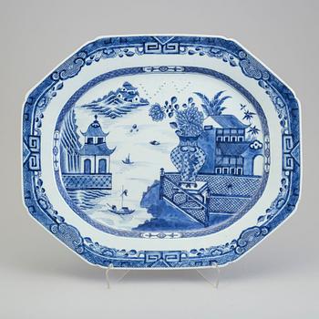 A large blue and white export porcelain platter, Qing dynasty, Qianlong (1736-95).