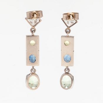 A pair of 14K white gold earrings with diamonds ca. 0.78 ct in total, sapphires and chrysoberylles.