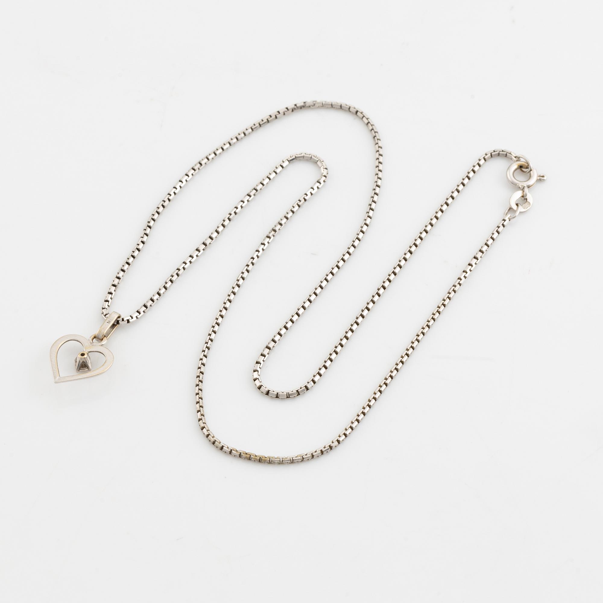 Collier, vitguld, hänge i form av hjärta, med liten diamant.