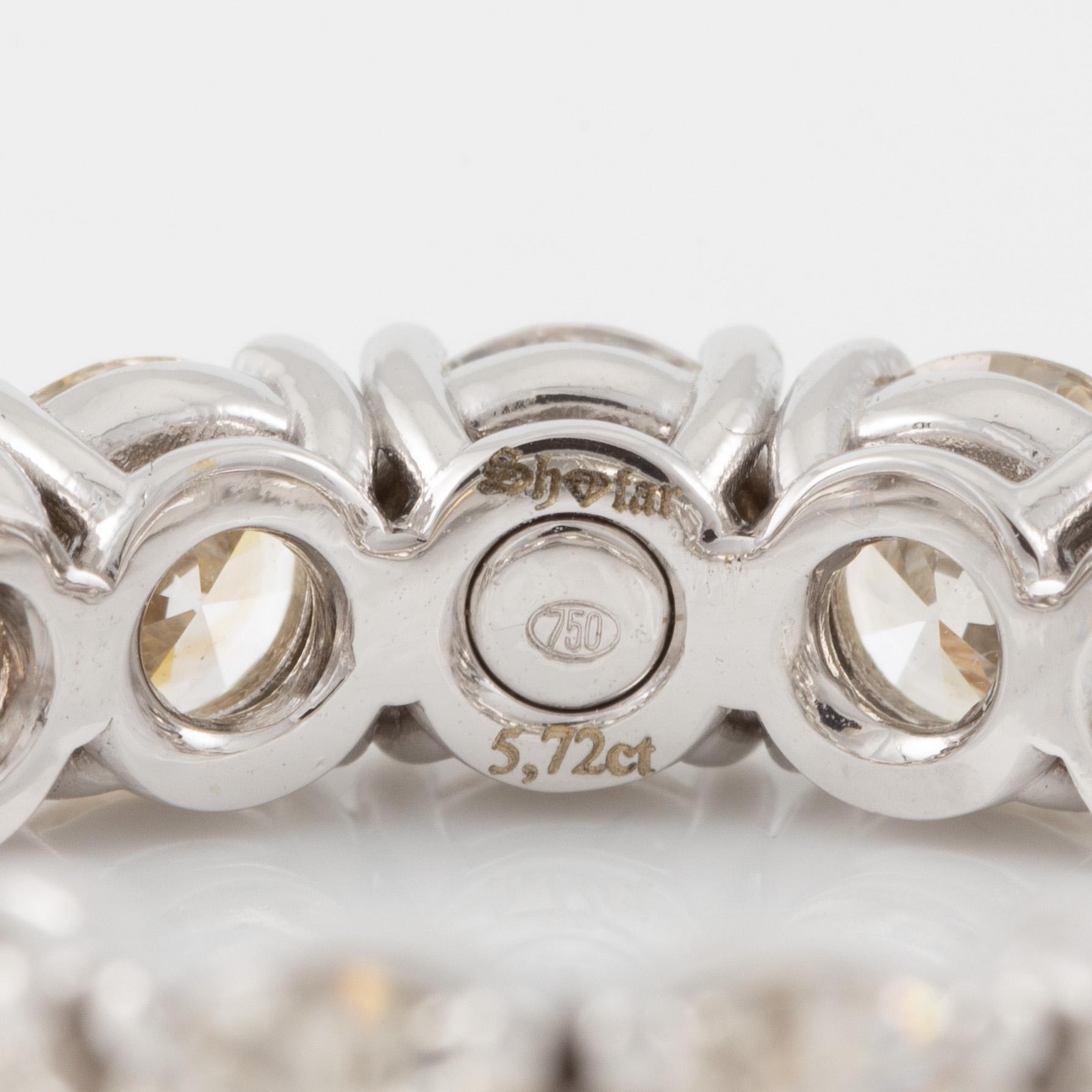 Ring in 18K gold with round brilliant-cut diamonds, full eternity band.