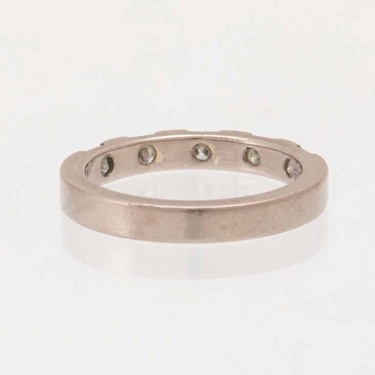 Ring halvallians 18K vitguld med prinsesslipade diamanter, Atelje Guld-Bros Stockholm.