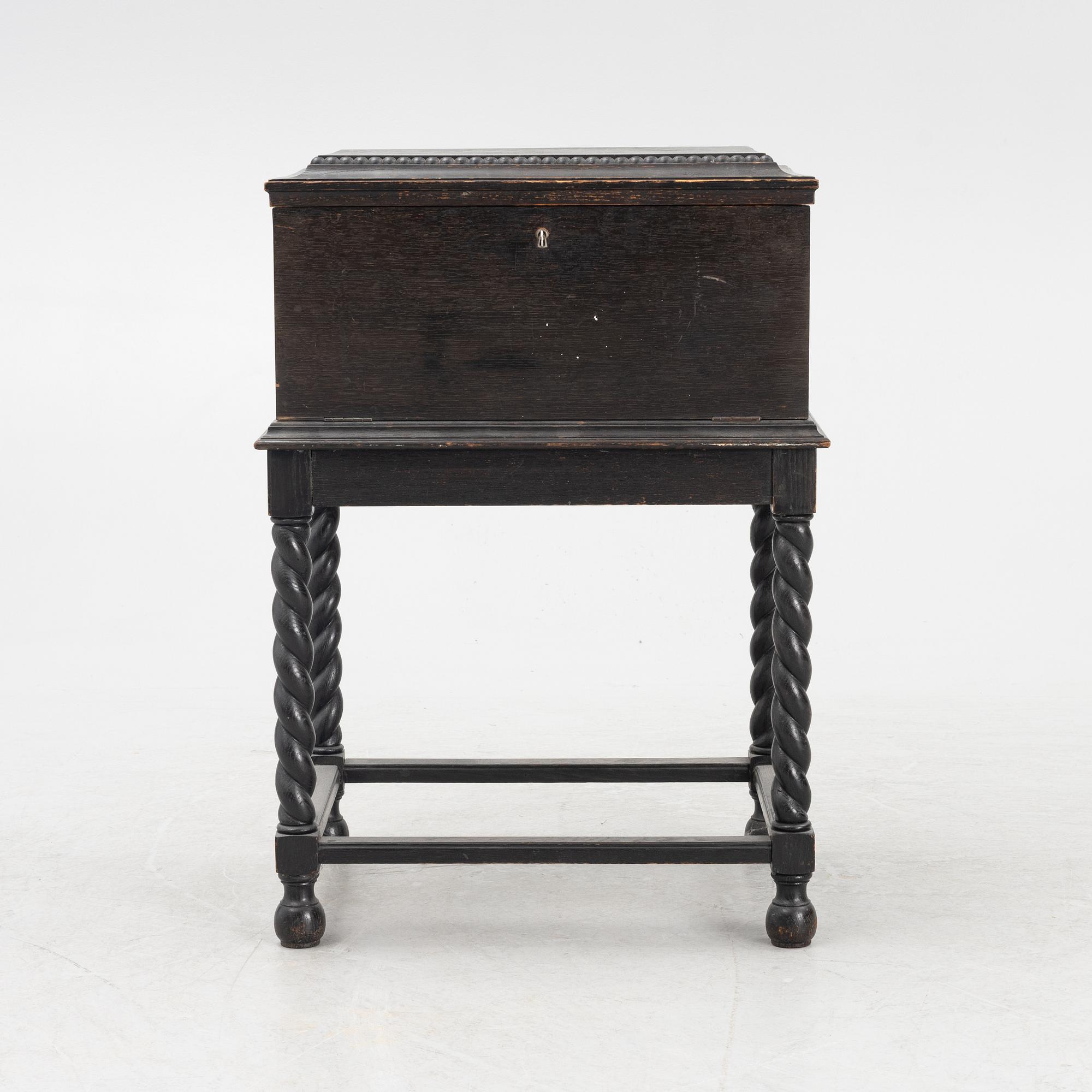 Bestickuppsättning i schatull, silver, 105 delar, modell "Svenskt spets", Svenska importstämplar samt GAB, 1919-23.