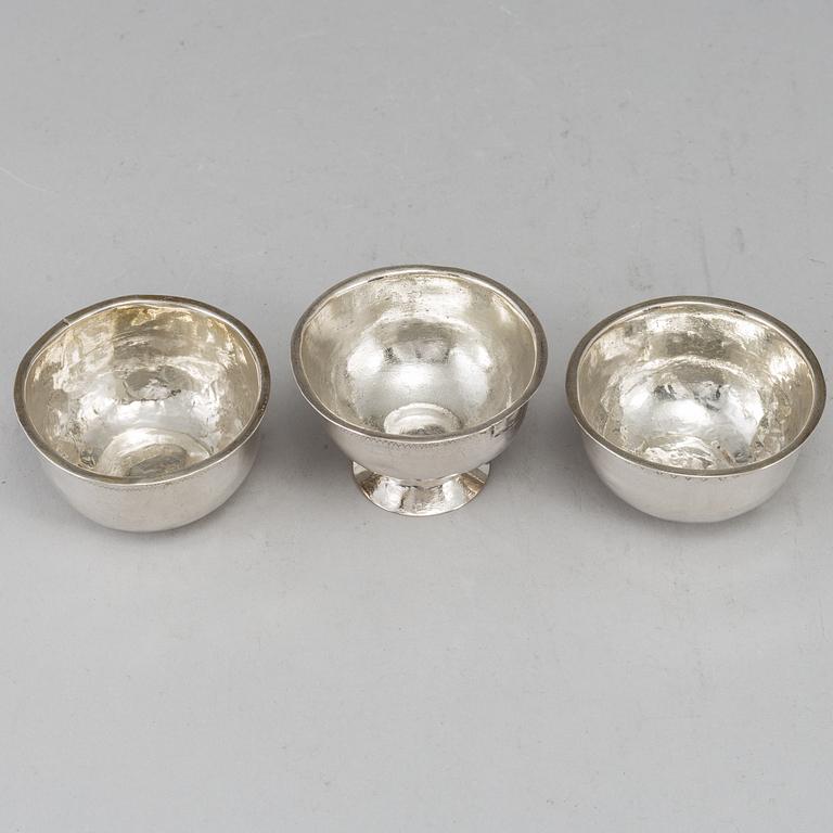 TUMLARE, 2 st samt SUPKOPP, silver, Sverige, 1700-tal.