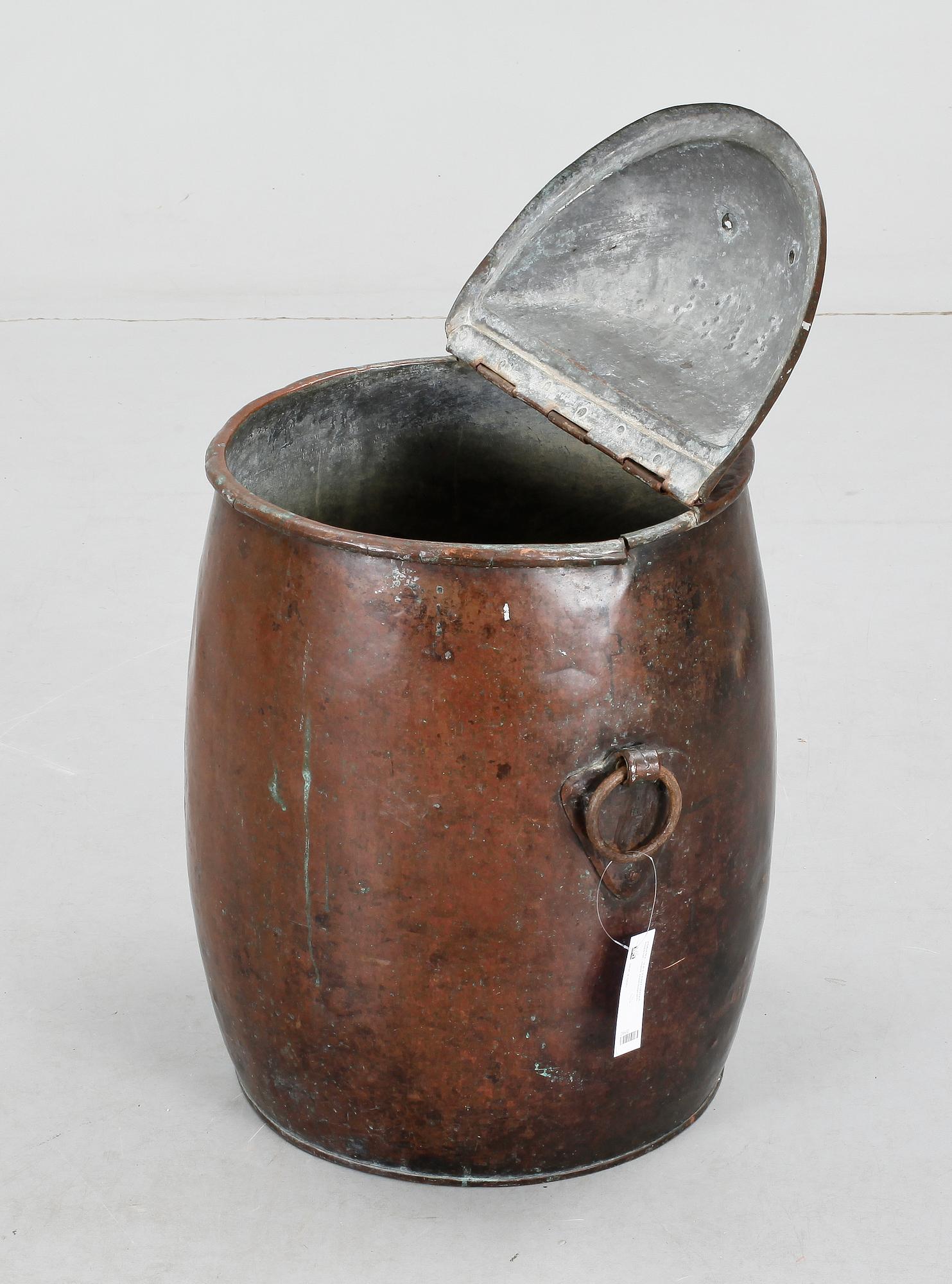 VATTENTUNNA, koppar, med monogram. 1800-tal.