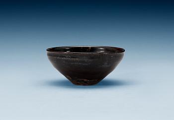 A jizhou yao stoneware bowl with internal relief décor of greyish-yellow leaf, Song dynasty (906-1279).