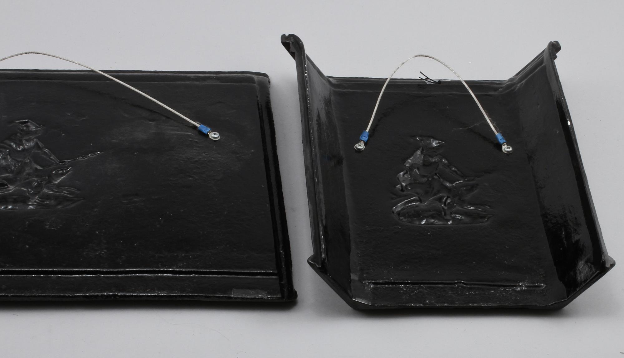 GJUTJÄRNSRELIEFER, ett par, sent 1900-/tidigt 2000-tal.