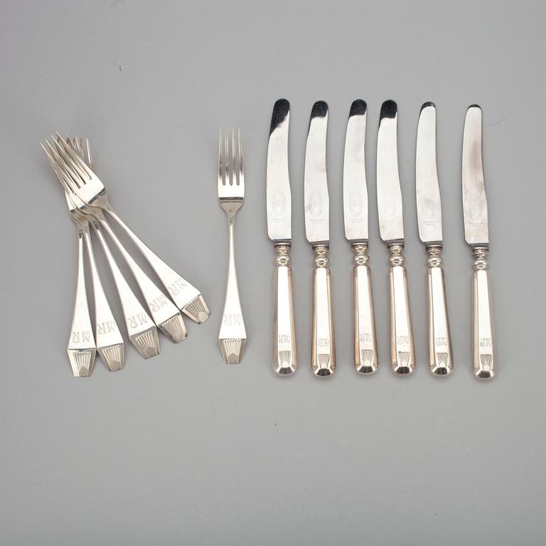 KNIVAR OCH GAFFLAR, 12 st. 813 silver, Uusi Kultaseppä Oy Helsingfors 1928. Vikt, gafflar 328 g. Totalt 833 g.