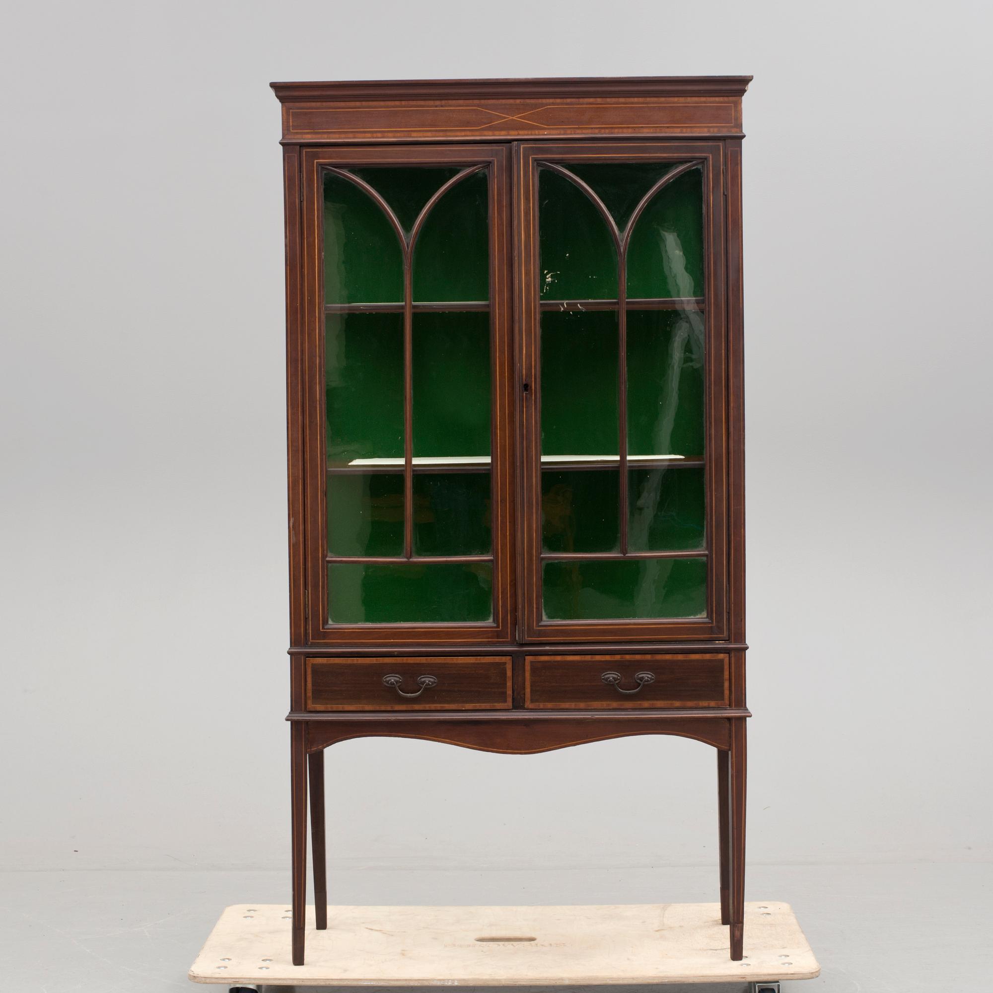 VITRINSKÅP, England, 1900-talets första hälft.