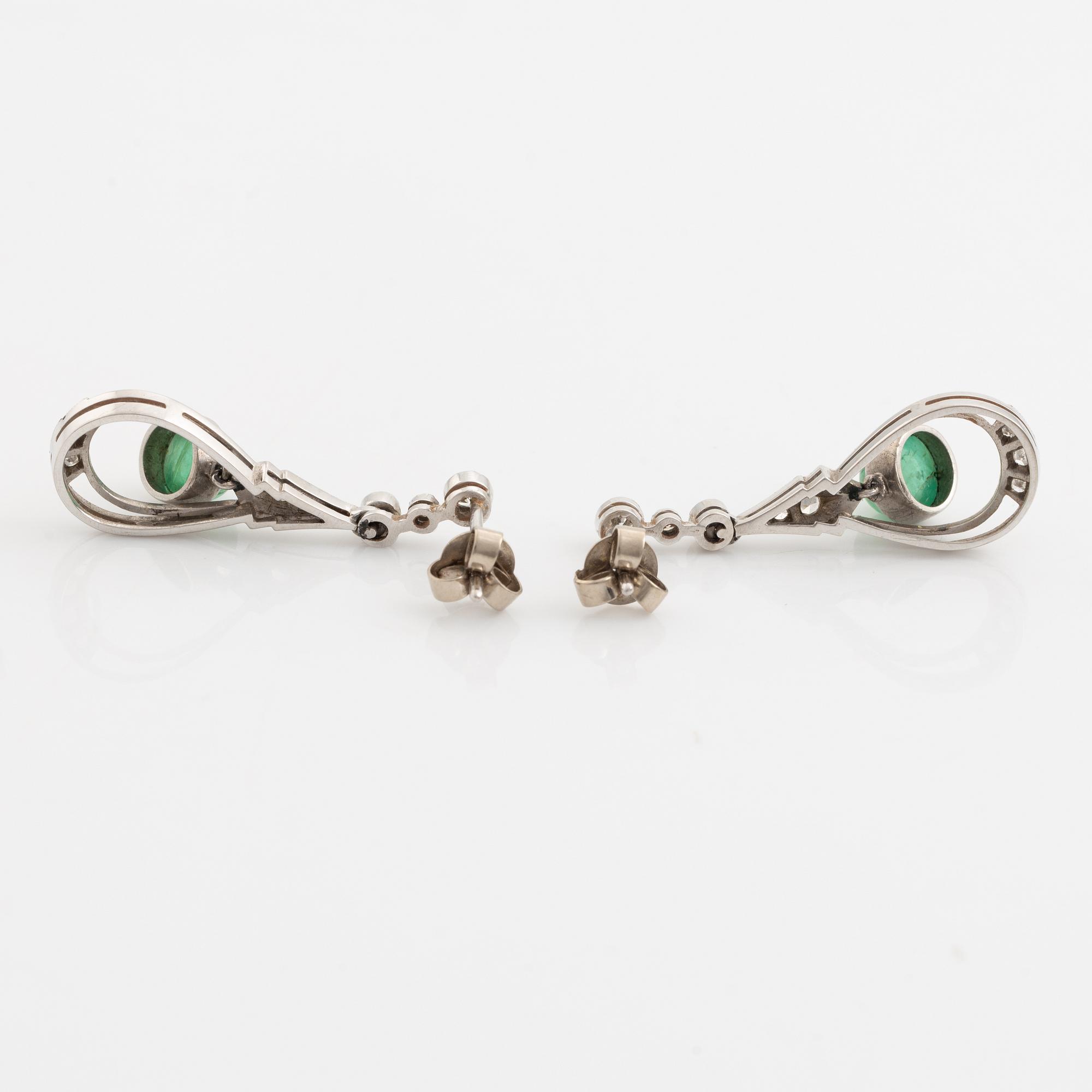 Örhängen med cabochonslipade smaragder och briljantslipade diamanter.
