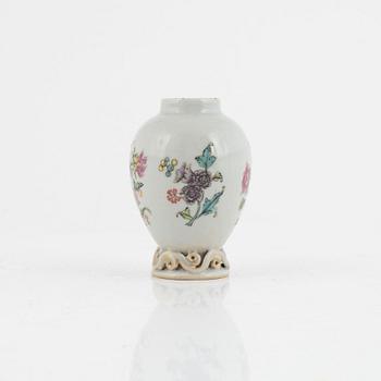 A Chinese famille rose teacaddy, Qing dynasty, Qianlong (1736-95).