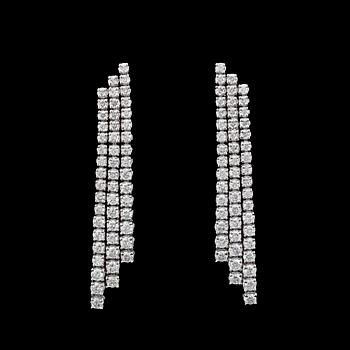 1088. A pair of brilliant cut diamond earrings, tot. 5.50 cts.