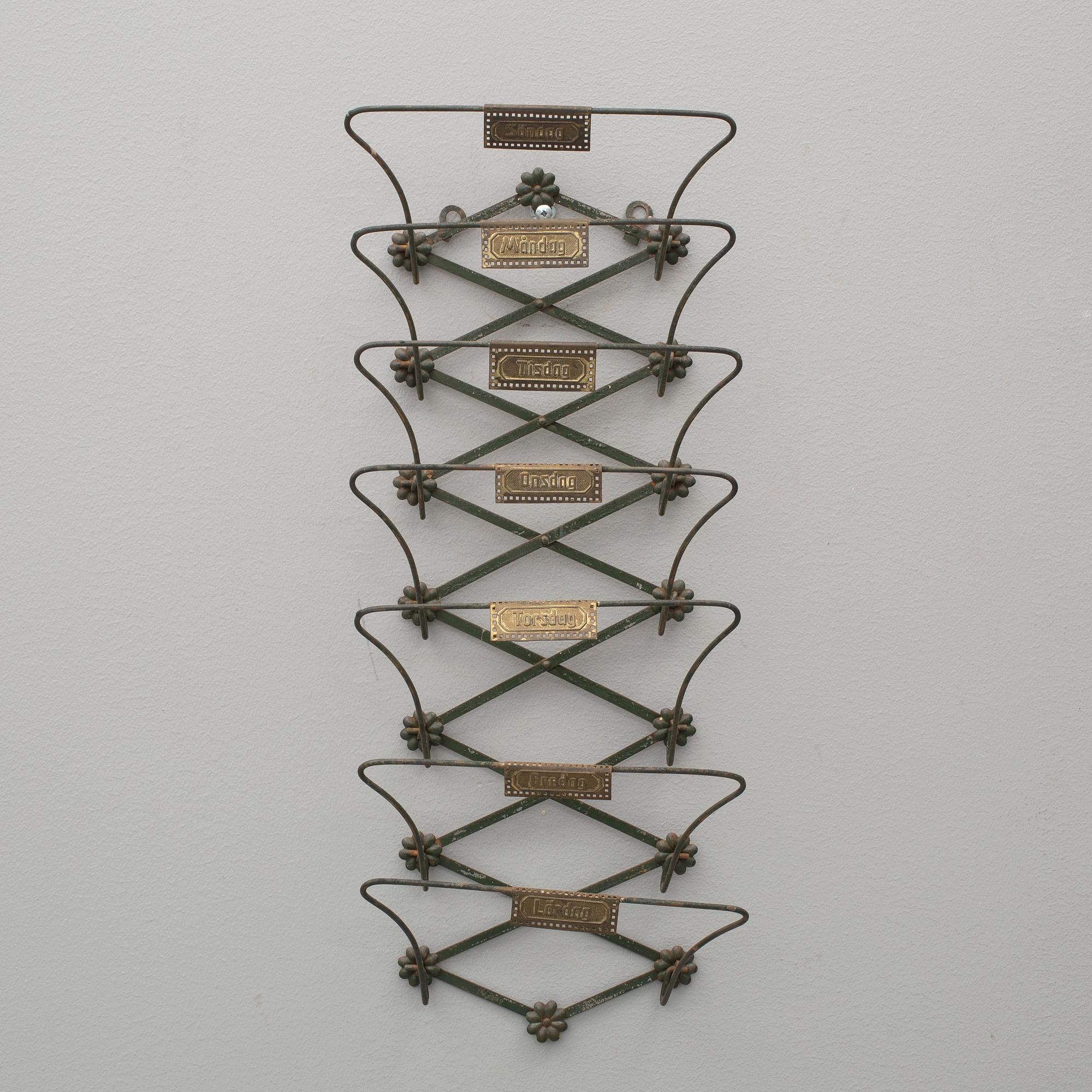 TIDNINGSSTÄLL FÖR VÄGG, 1900-talets början.