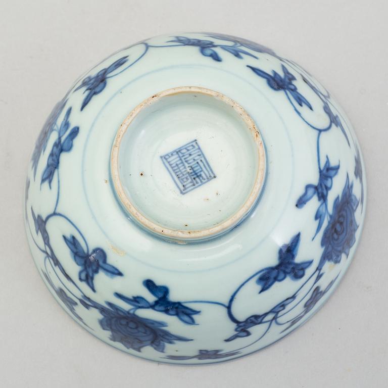 A Chinese porcelain blue and white bowl, Ming dynasty (1368-1644).