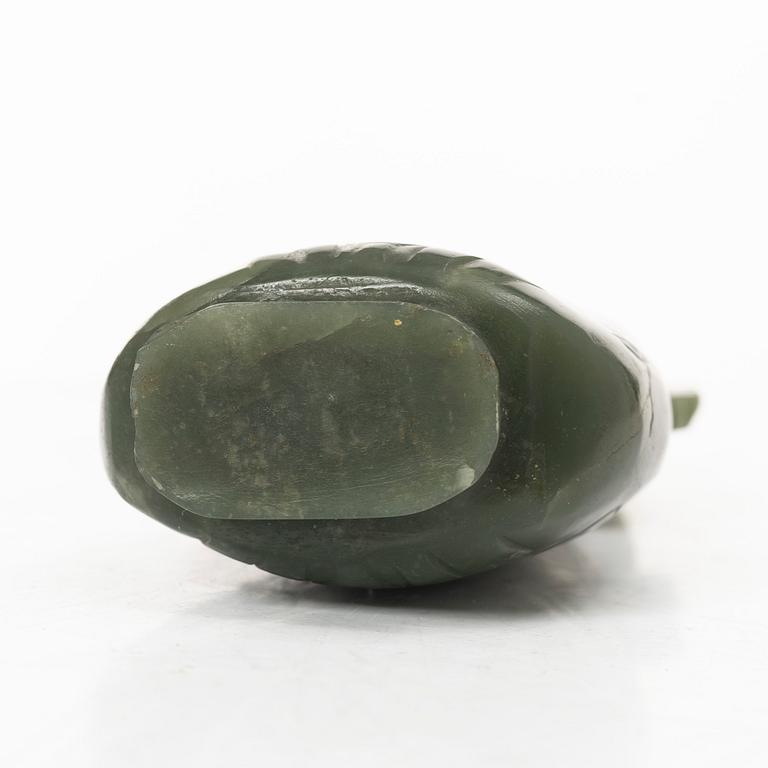 Vas, grön sten, möjligen bowenit, Kina, 1900-tal.