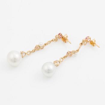 Örhängen, Mandelstam, 18K guld med odlade Söderhavspärlor, briljantslipade diamanter och rosa turmaliner.