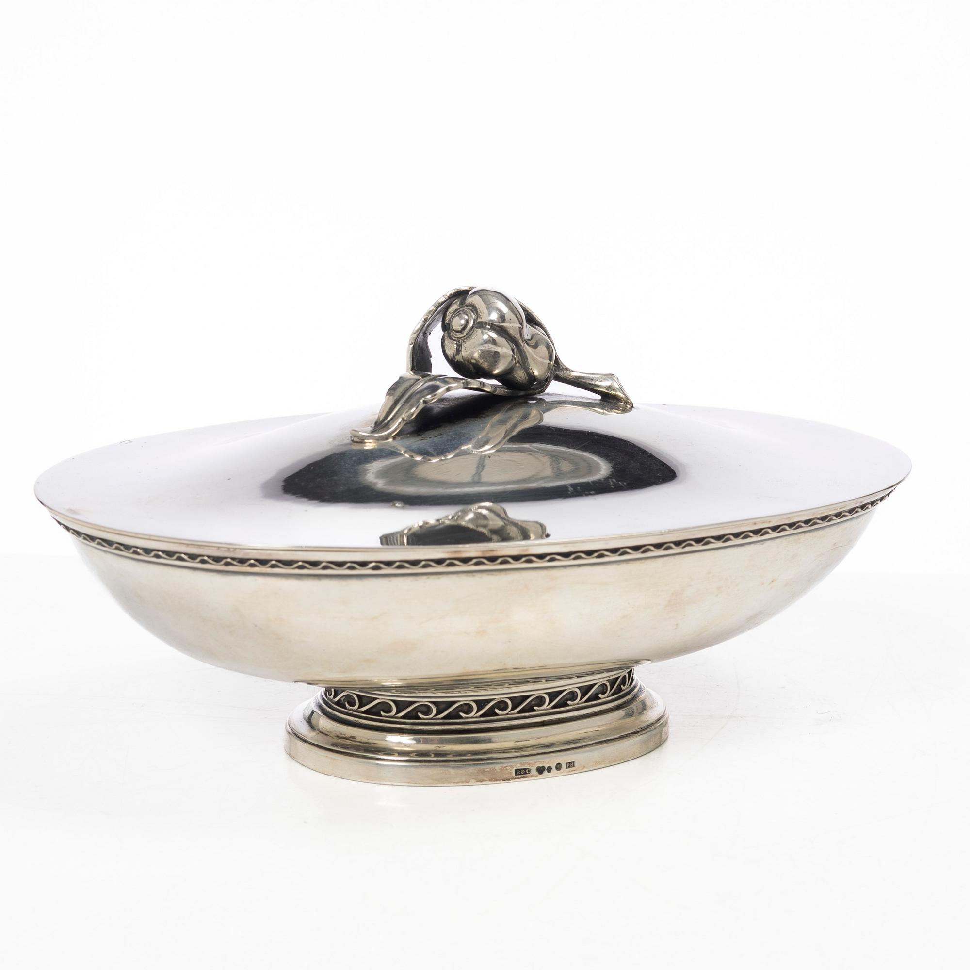 Eric Råström, lockskål, silver, Stockholm 1917, samt sked, J E Skreij, Falun 1927.