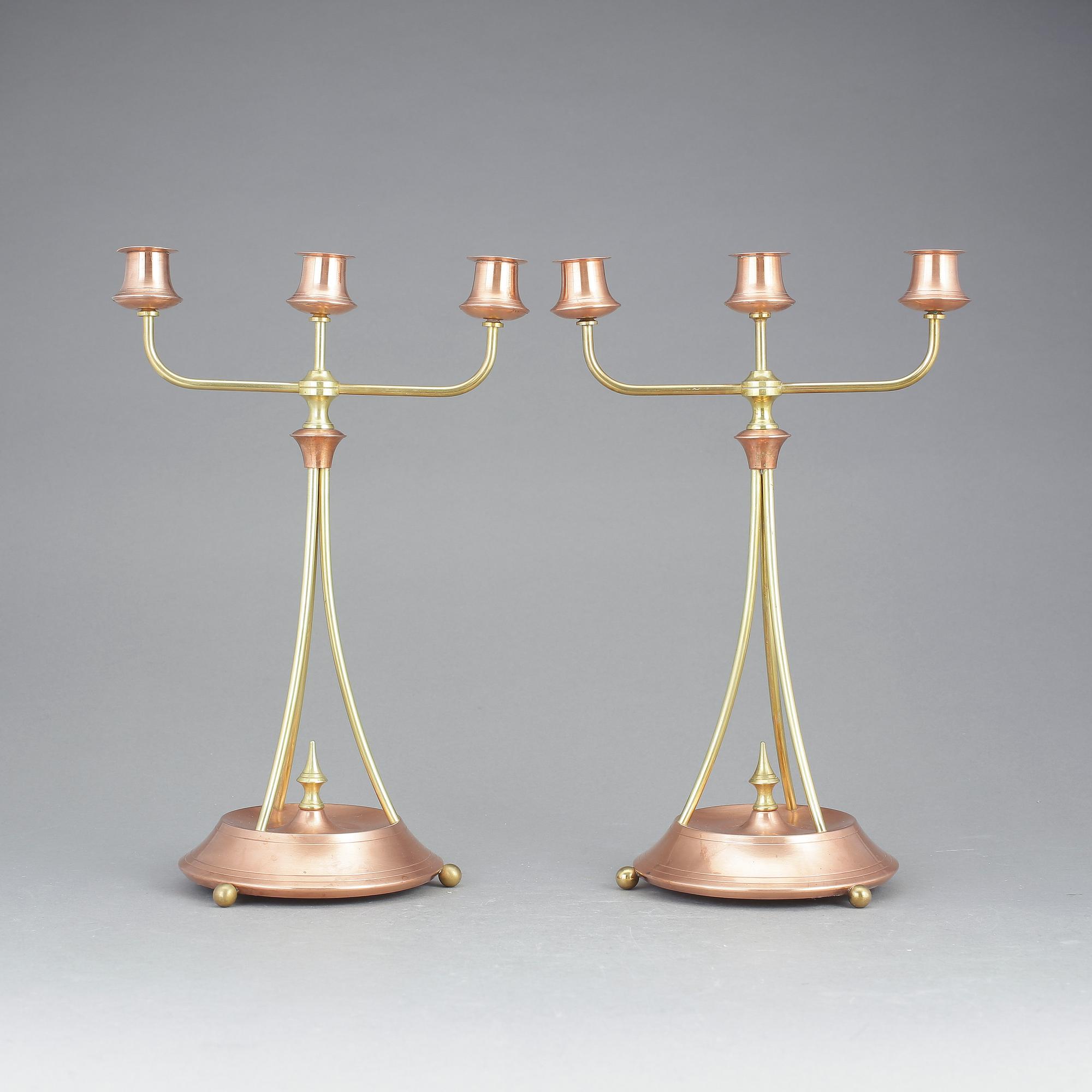 LJUSSTAKAR, ett par, mässing och koppar, Oscar Nilsson, Eskilstuna, 1900-talets första hälft.