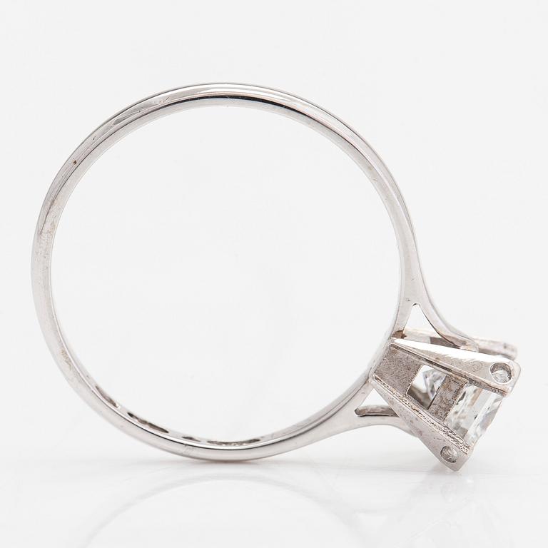Ring, 18K vitguld, modifierad rektangulär briljantslipad diamant ca 1.00 ct. Malmin Korupaja Oy. Med GIA certifikat.