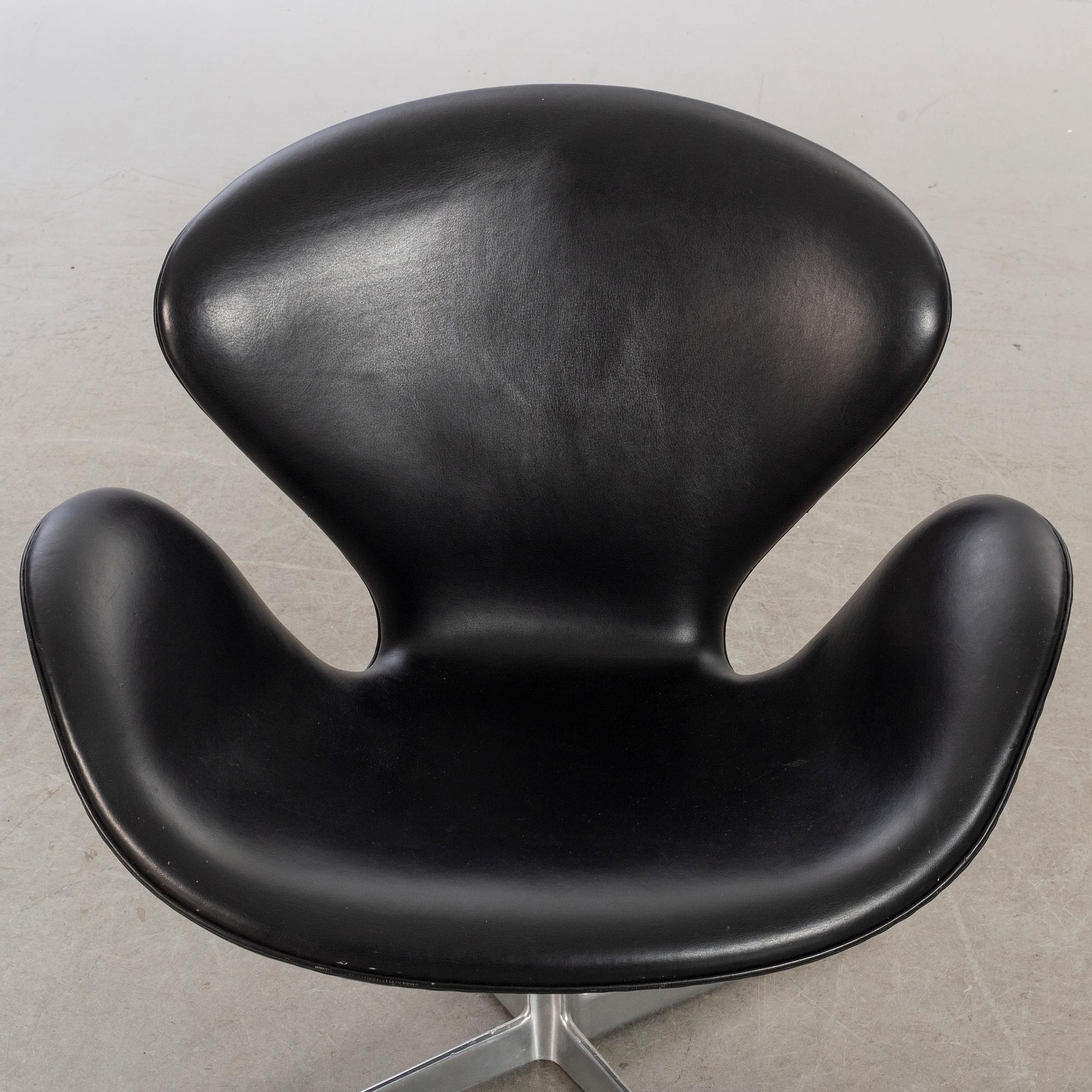 Arne Jacobsen, fåtölj, "Svanen", för Fritz Hansen Danmark, numrerad 7009.