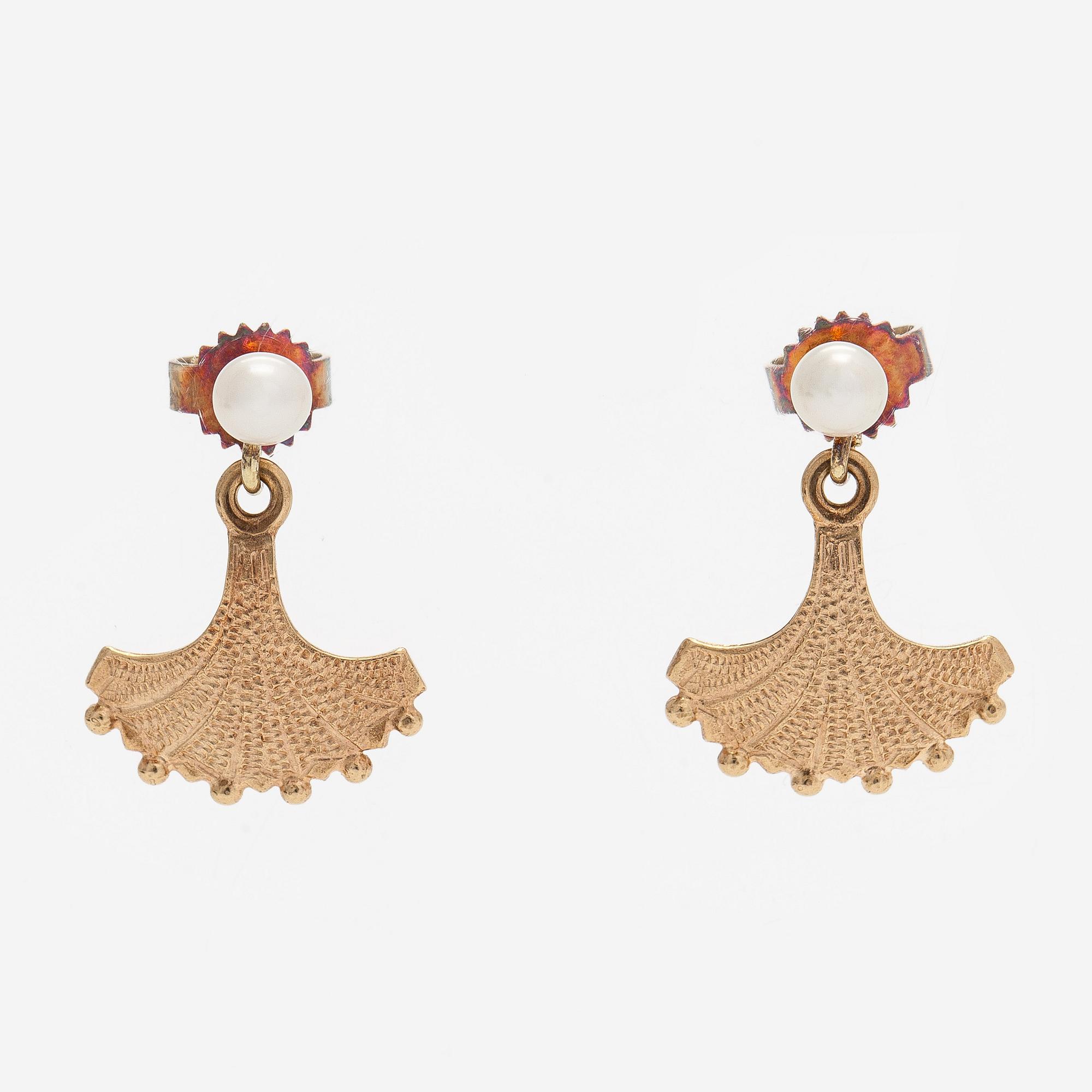 Örhängen, "Minne", 14K guld, odlade pärlor. Kalevala Koru 1997.