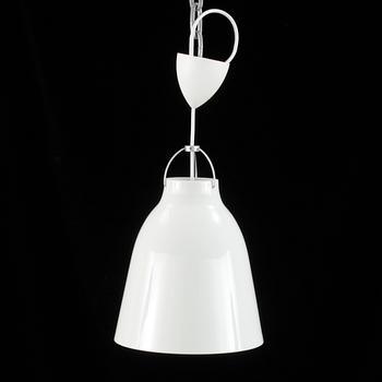 TAKLAMPA, vit mattlackerad metall, "Caravaggio pendel", design: Cecilie Manz.