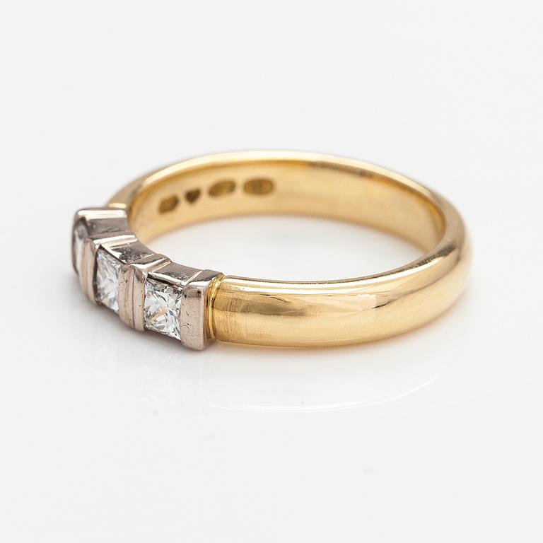 Sormus, 18K kultaa, princesshiottuja timantteja n. 0.39 ct yht. Kultakeskus, Tampere 2007.