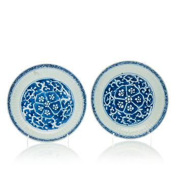 1044. A pair of blue and white dishes, Ming dynasty (1368-1644).