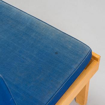 Soffbänk, modell E1295, design Arteks ritkontor, för O.Y Huonekalu-ja Rakennustyötehdas A.B. 1957.