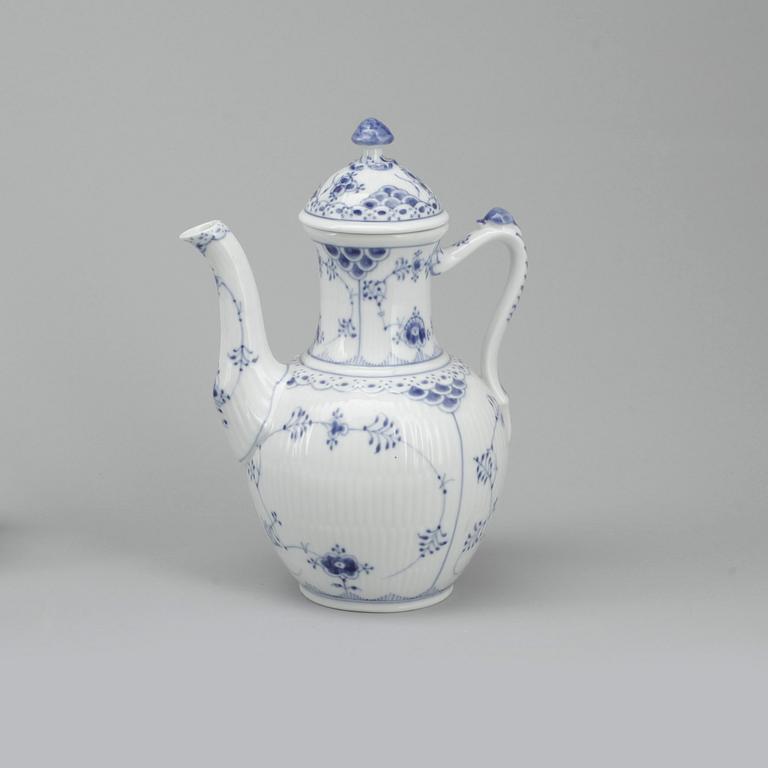 KAFFESERVIS, 69 delar, porslin, "Musselmalet", Royal Copenhagen, 1900-talets andra hälft.