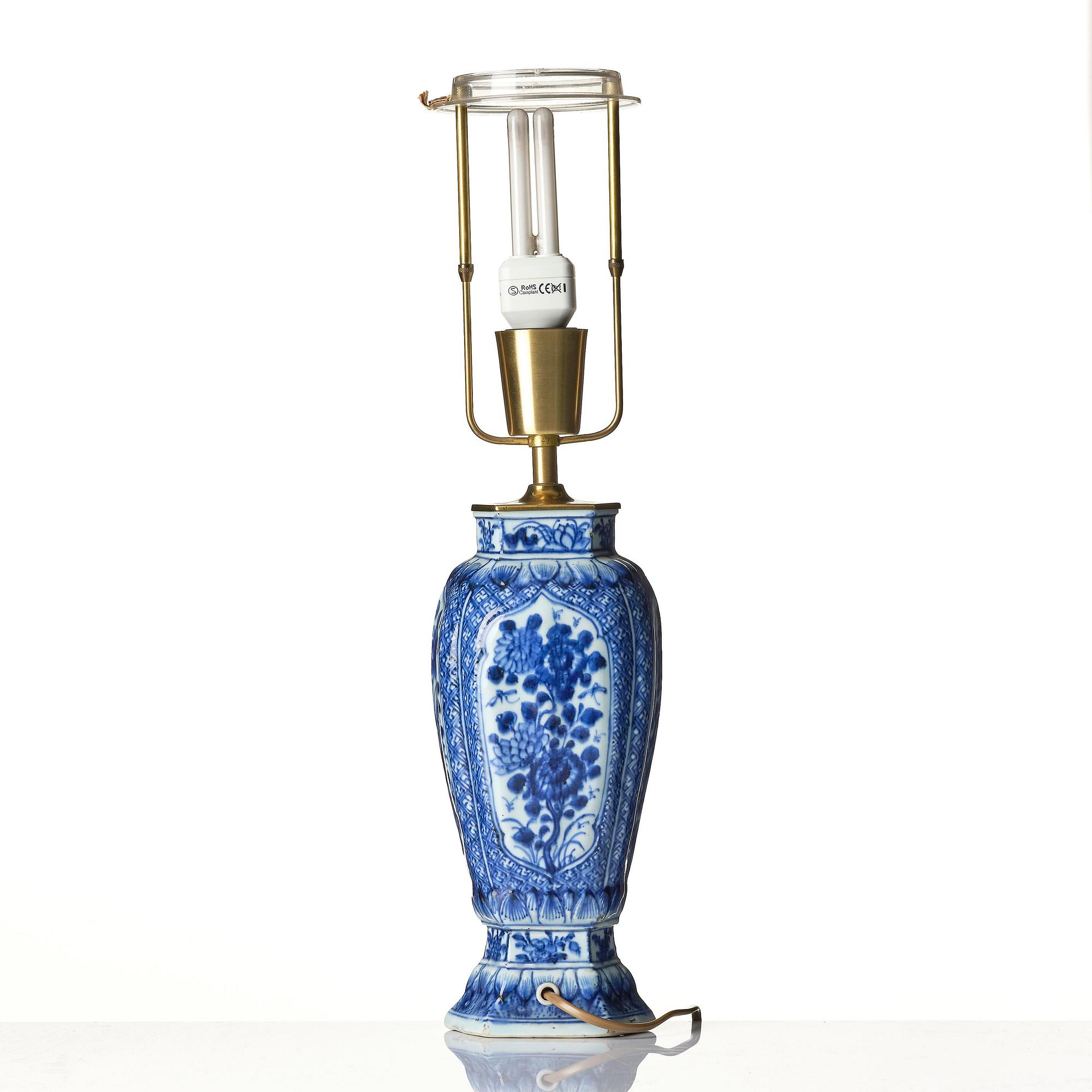 A blue and white vase/table lamp, Qing dynasty, Kangxi (1662-1722).